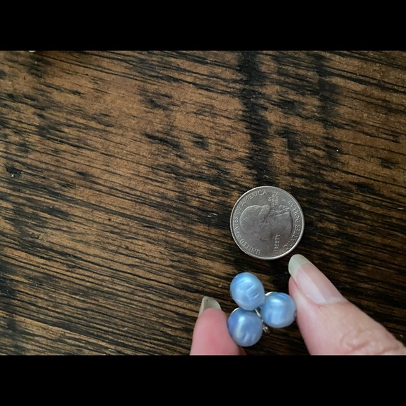 3/$15🥳 Vintage cluster screw-back earrings - Picture 6 of 7